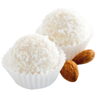 Zwei Raffaello-Kugeln mit Kokosnuss und Mandeln in Papierförmchen, auf weißem Hintergrund.