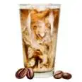 Erfrischendes Iced Coffee in einem hohen Glas mit Eiswürfeln und Kaffeebohnen im Vordergrund.