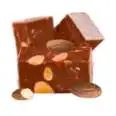 Schokoladenfudge mit Mandeln in verschiedenen Stücken und einer glänzenden Oberfläche.