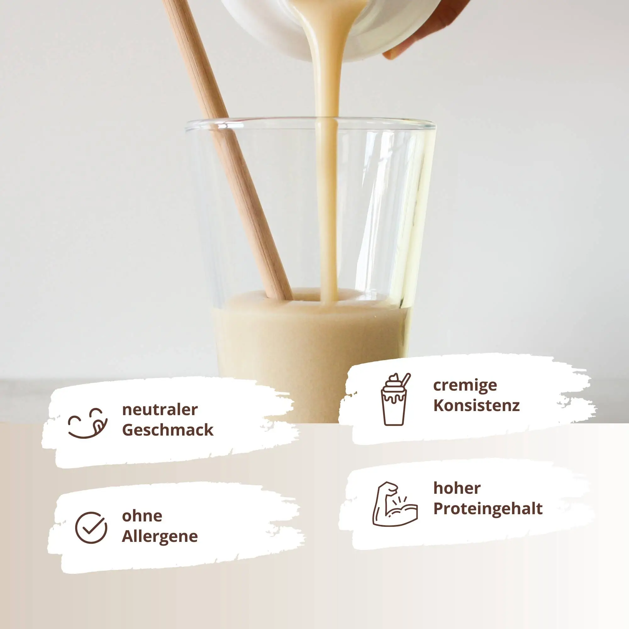 Milk Away Protein Natural in einem Glas, cremige Konsistenz und neutrale Geschmacksbeschreibung.