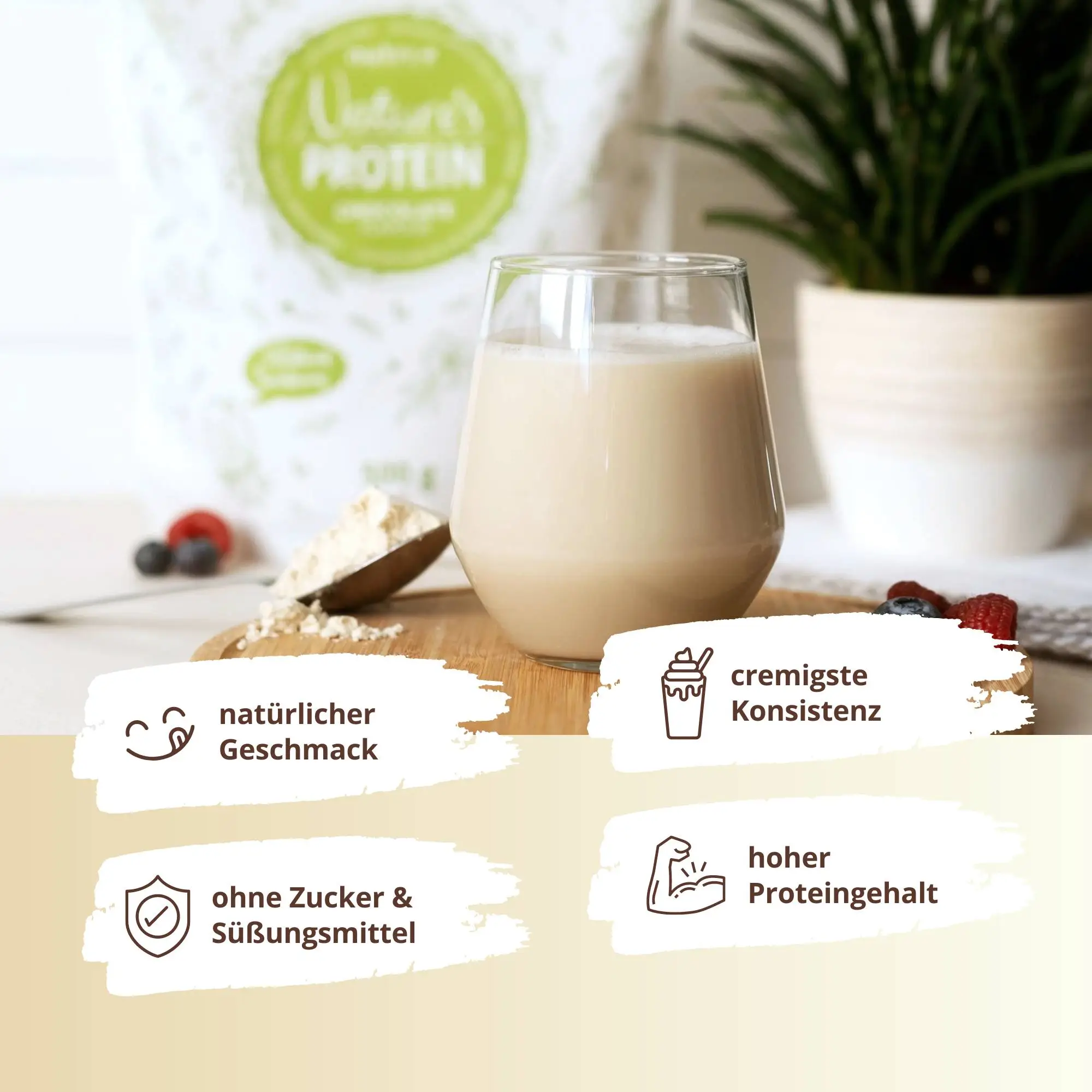 Glas mit veganem Natures Proteinpulver Banana, hohe Proteinqualität, ohne Zucker und Süßungsmittel.