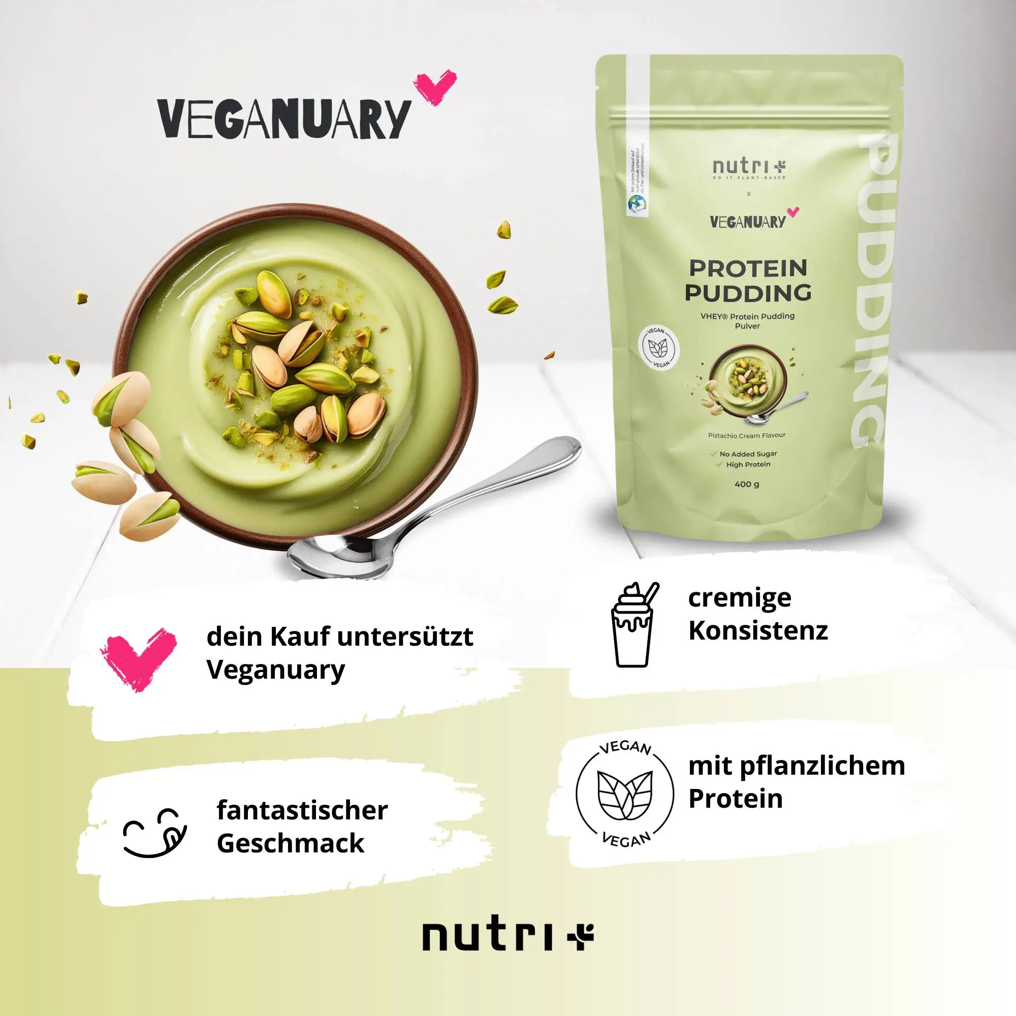 Protein-Pudding Probe Pistazie in Schüssel mit Pistazien und Verpackung im Hintergrund, veganes Produkt.